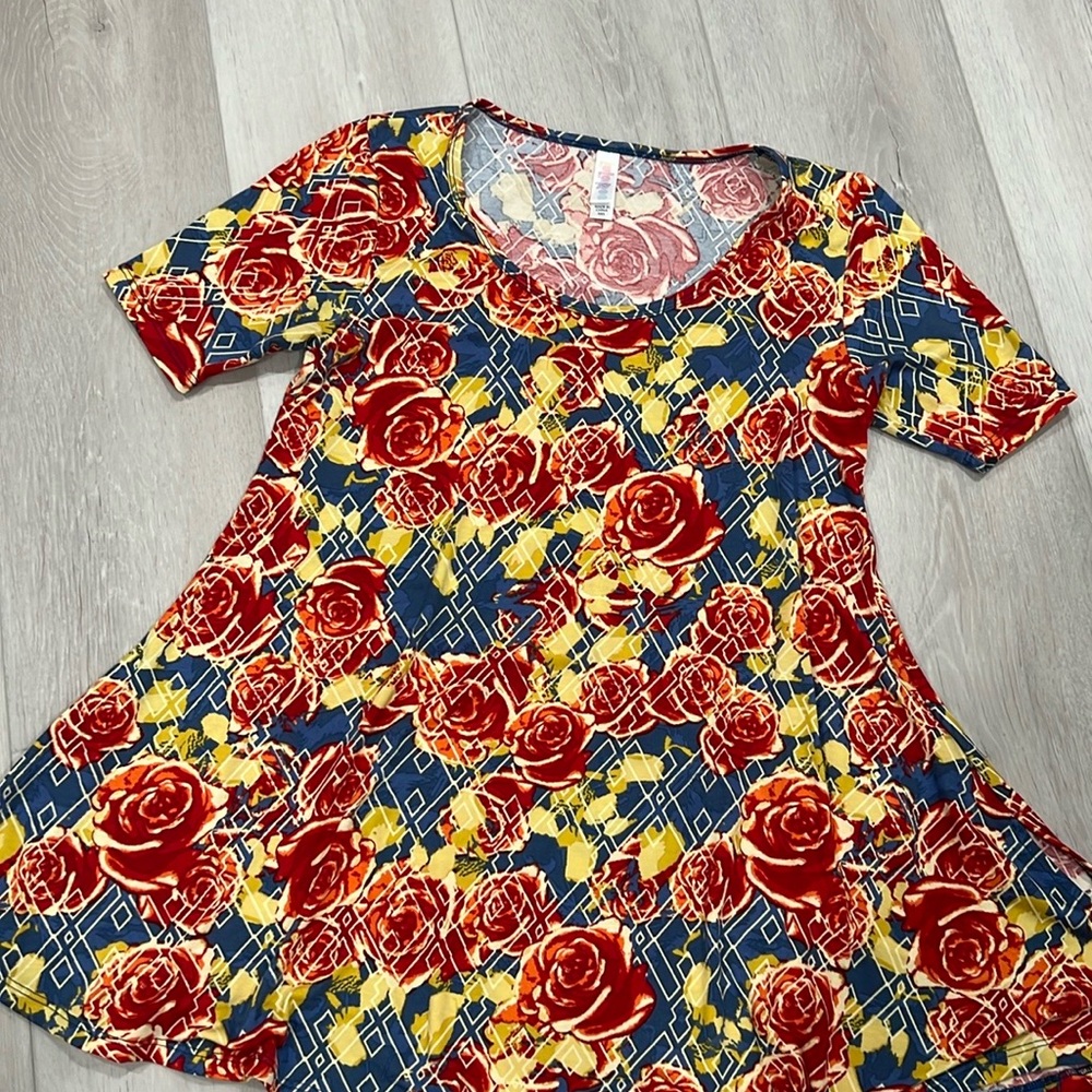 EUC Lularoe Perfect Tee